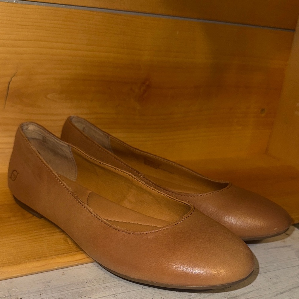 Born Tan Women’s Size 7 Slip on Flats Shoes